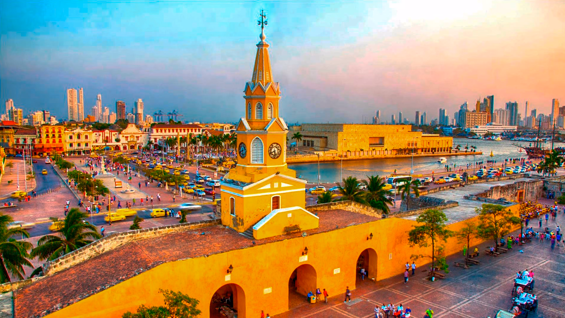 Descubre la ciudad amurallada de arquitectura colonial y sus playas.